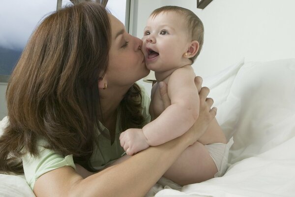 Amore della mamma e bambino soddisfatto