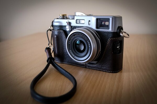 Appareil photo macro sur une table en bois