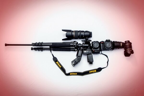Штурмовая винтовка M16 из фотоаппаратов Nikon на красном фоне