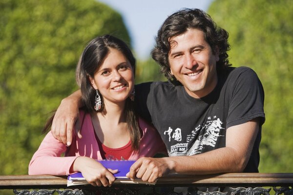 Couple étreindre debout sur le pont