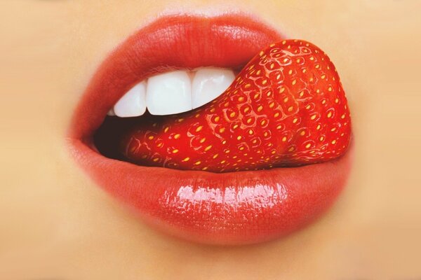Lengua en forma de fresa lame apasionadamente los labios