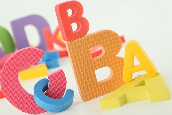 Lettres en caoutchouc multicolores pour enfants