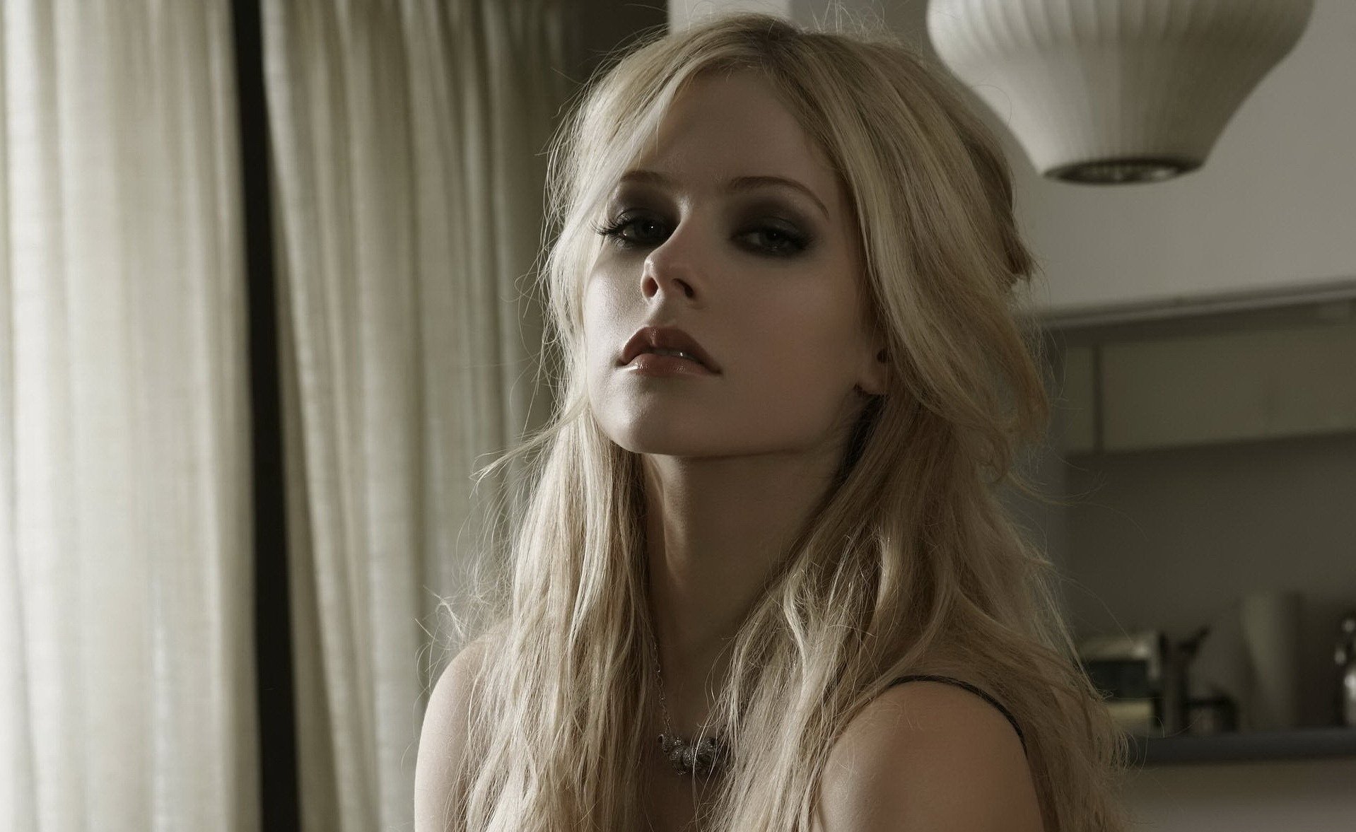 avril lavigne bionda trucco centerfold ritratto ragazze sguardo donne viso occhi