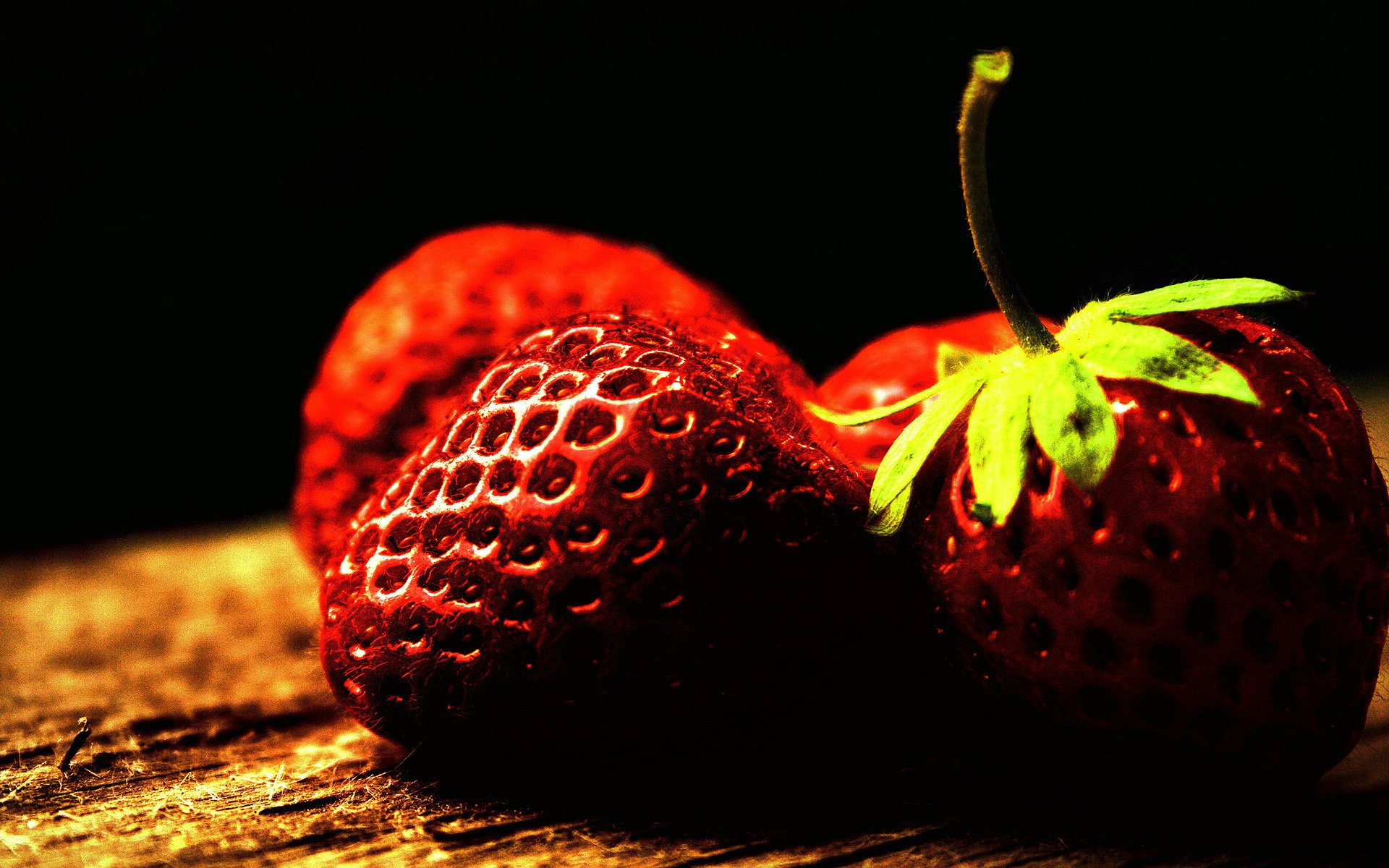 fraises fraîches queue de cheval verte klubnik fruits fond noir fond sombre baies