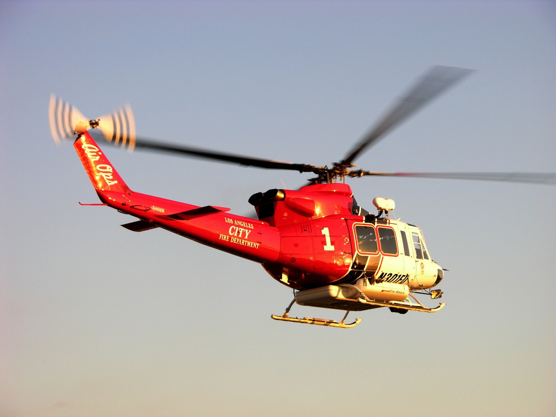 helicóptero puesta del sol los ángeles campana noche cielo fuego