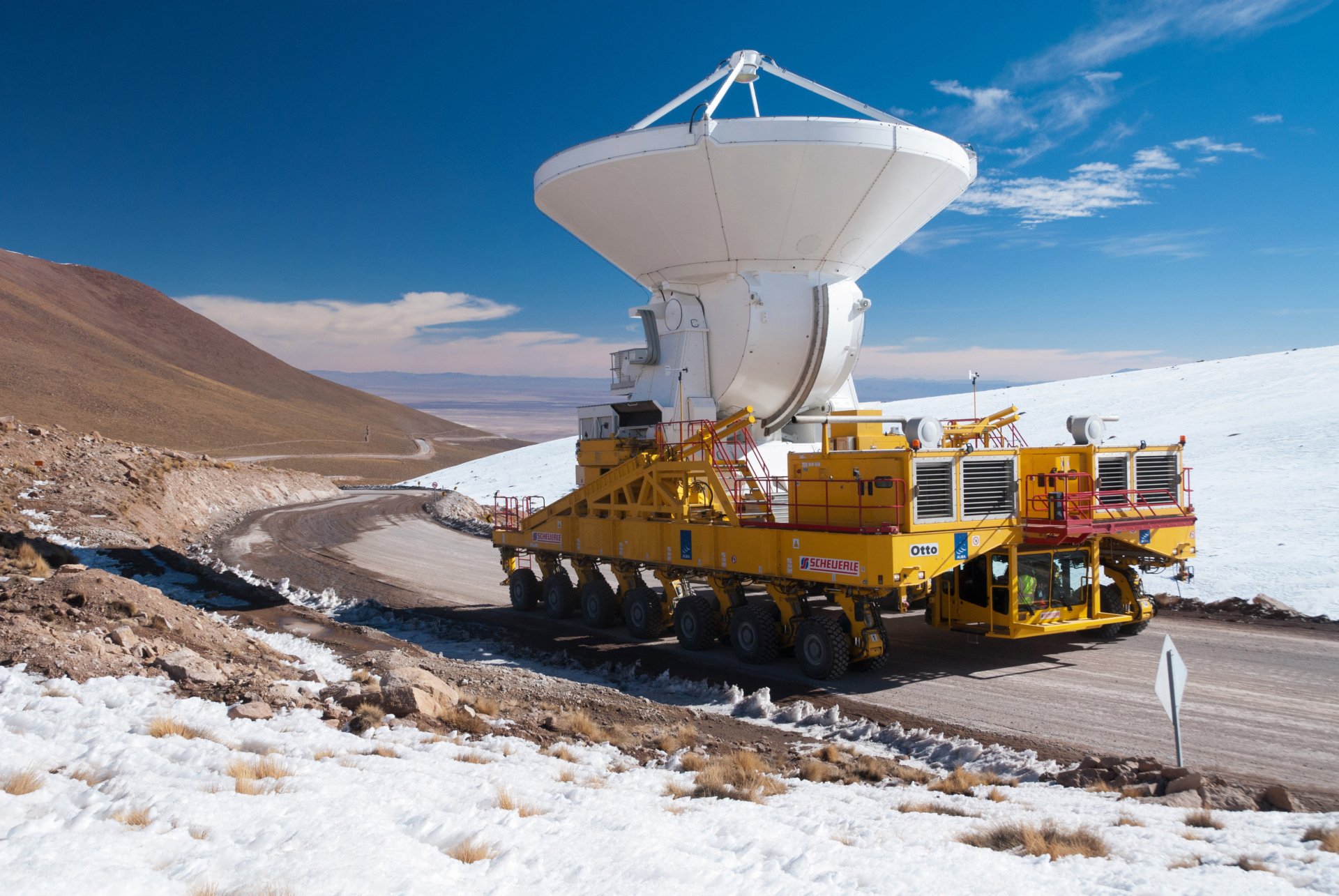 altiplano meseta chajnantor desierto atacama norte chile oruga 14x2 ruedas especial tractor transportador energía planta arrastra antena el más grande en el mundo radiotelescopio altitud 5000m n / nivel mares montañas viajes mi planeta fondo de pantalla