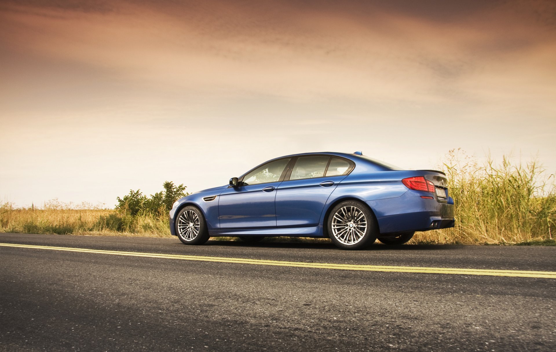 bmw m5 f10 blau bmw straße himmel wolken blau