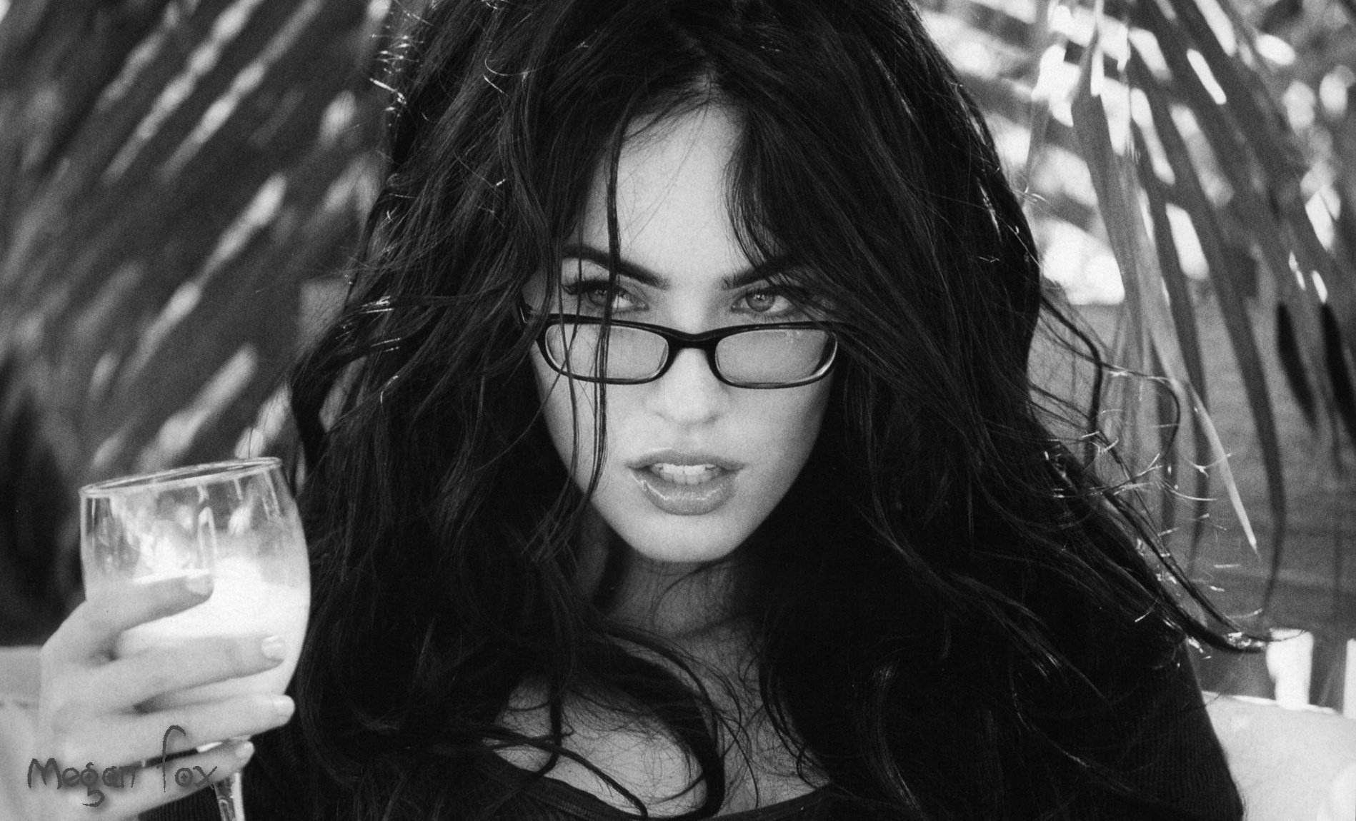 glas in händen schwarze brille megan fox schöne centermodel porträt mädchen blick brünetten frauen gesicht brille