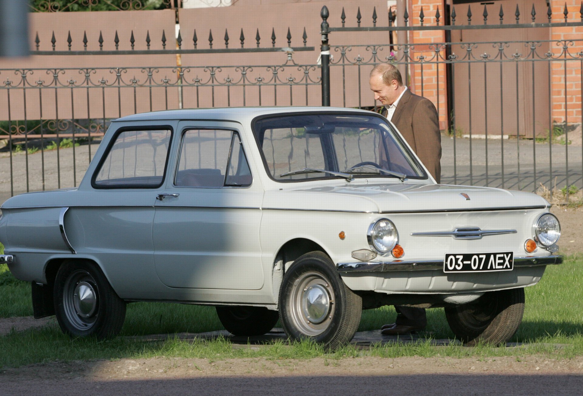 putins auto zaporozhets zaz wladimir putin putin präsident premierminister tapeten autos autos politik maschinen transport auto kraftfahrzeuge