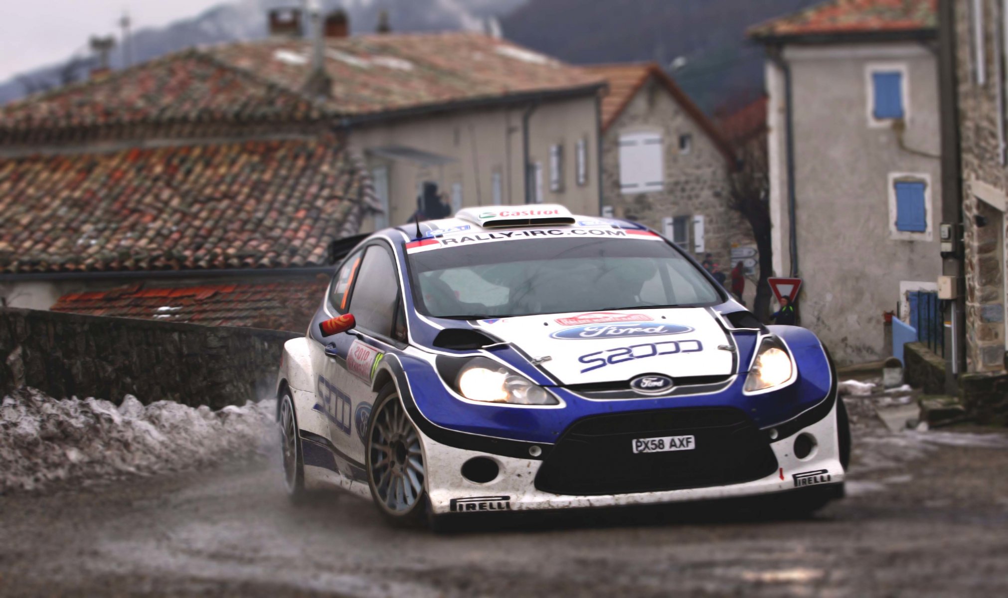 ford fiesta wrc rally rally deporte carrera auto frente campana giro asfalto ciudad