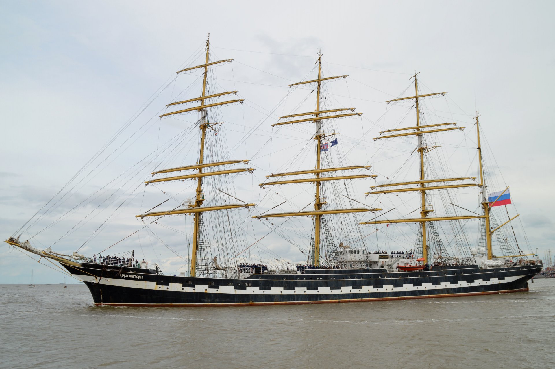 cruisenstern barque à quatre mâts voile d entraînement navire