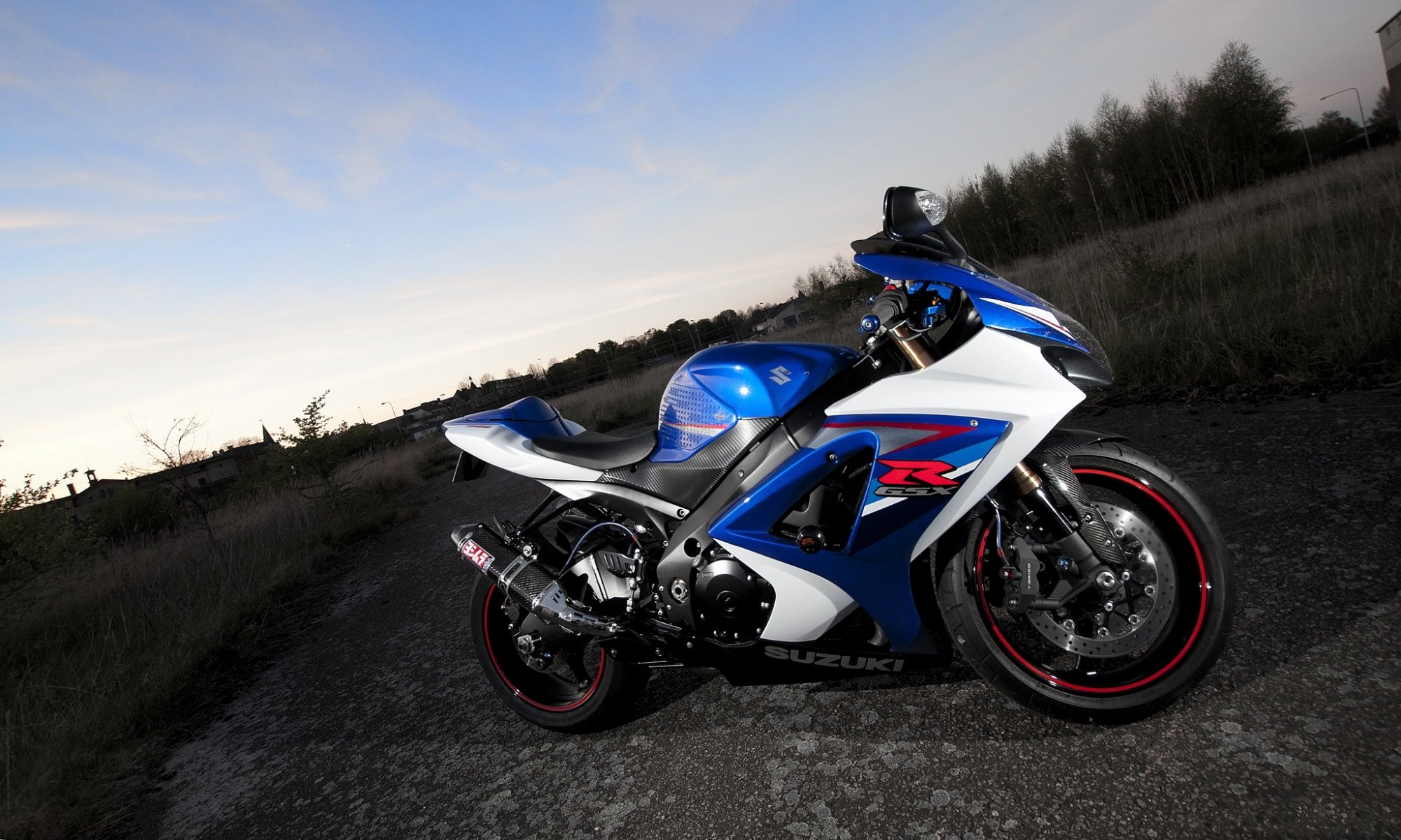 uzuki gsx-r1000 azul bicicleta suzuki motocicleta cielo nubes