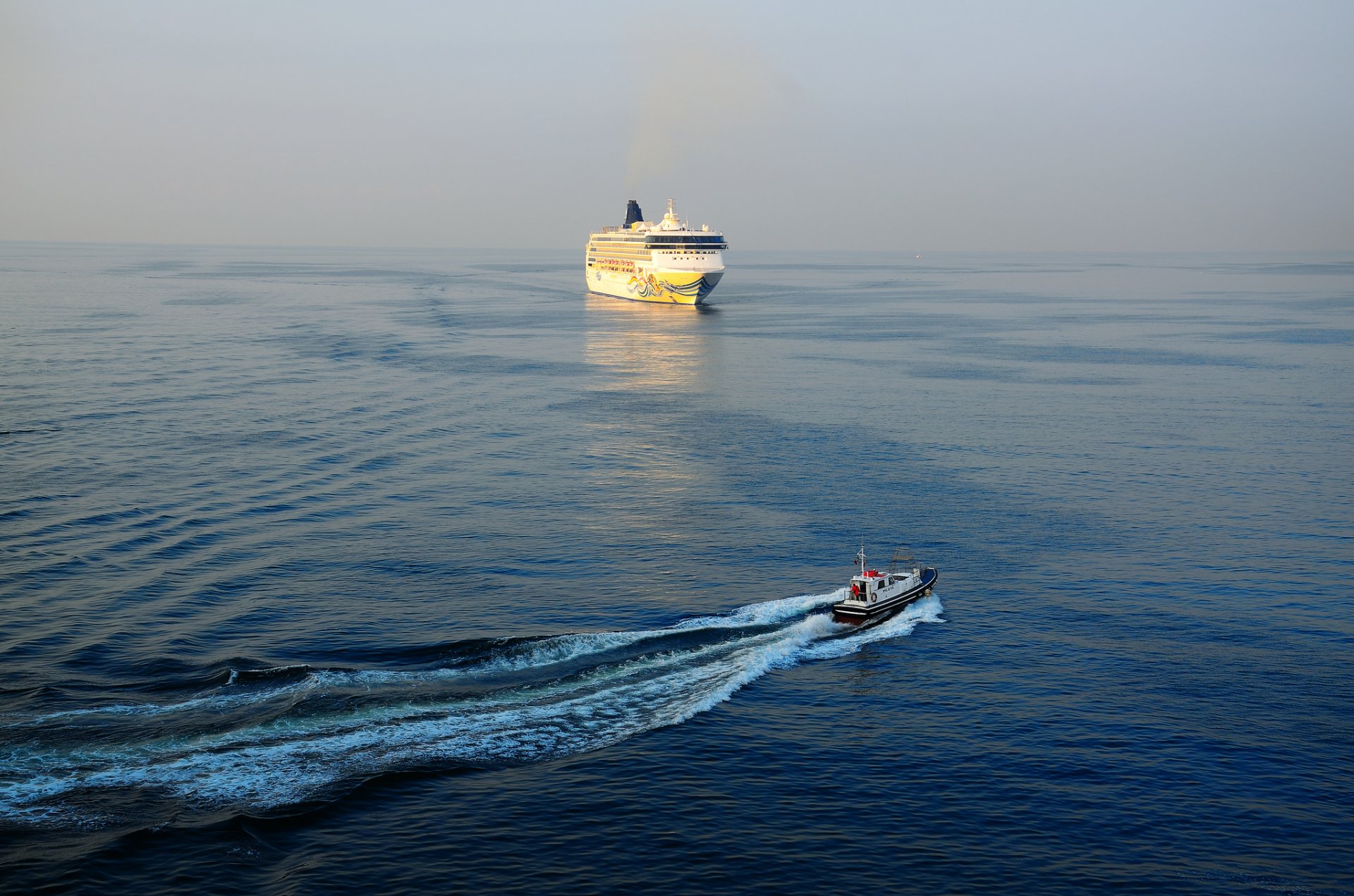 golfo di napoli italia norwegian spirit nave barca mare