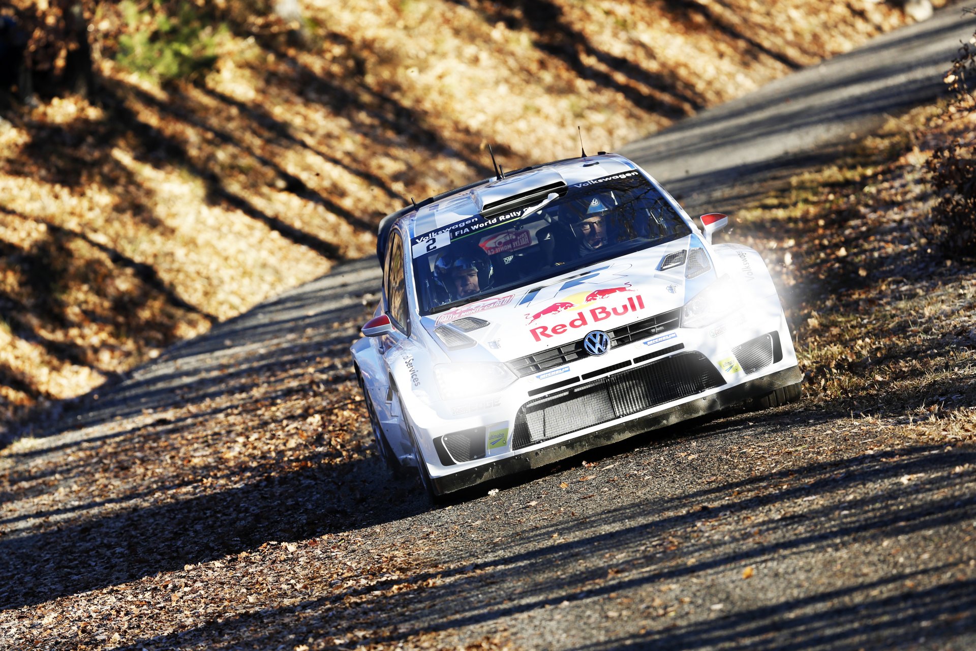 volkswagen polo wrc rallye auto ancêtre blanc vitesse avant phares lumière automne route