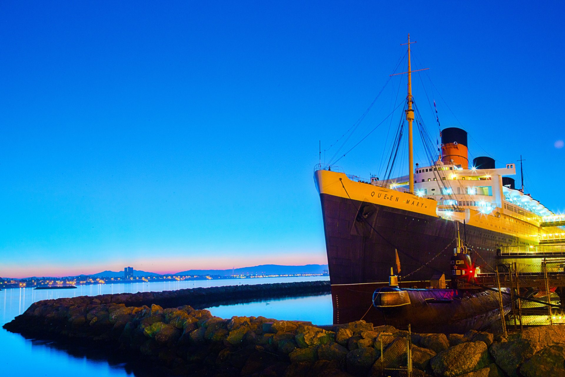 condado de orange california estados unidos mañana cielo mar muelle forro barco queen mary submarino submarino piedras