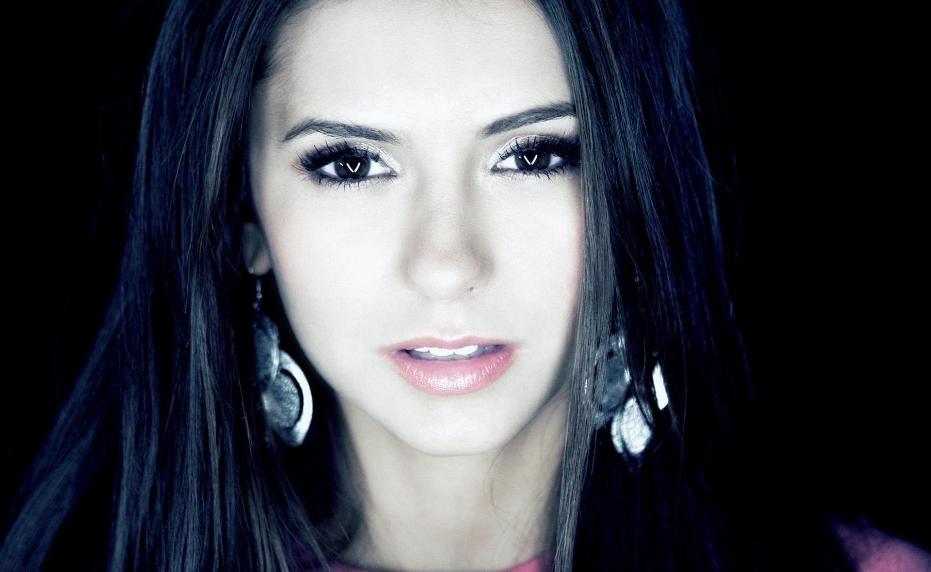 nina dobrev modelka ciemne oczy czarne włosy modelki portret dziewczyny spojrzenie kobiety twarz oczy brunetki