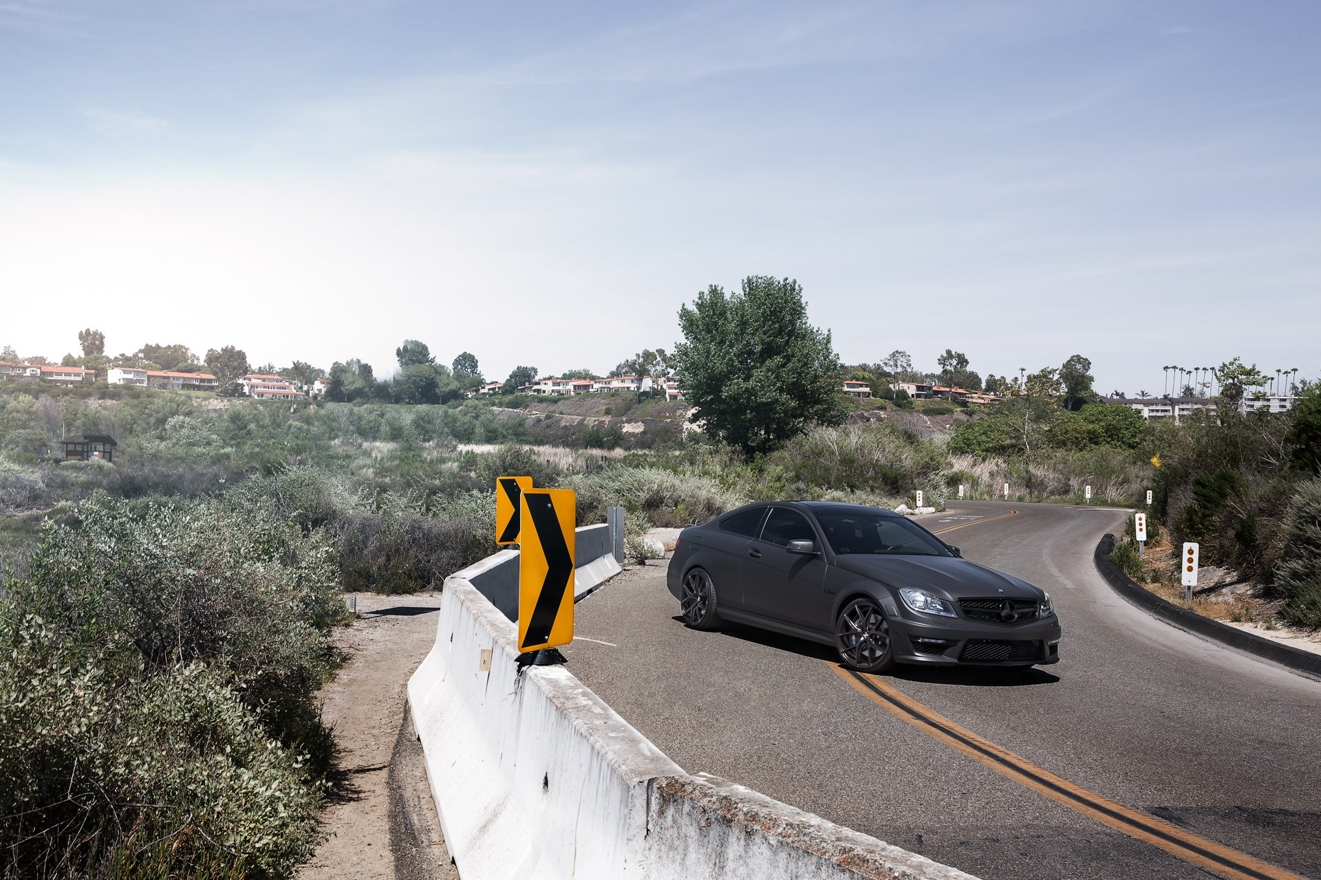 mercedes benz c63 amg negro mercedes benz carretera árboles cielo nubes