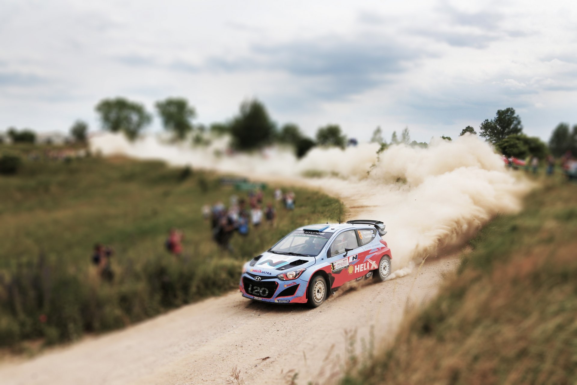 hyundai i20 wrc zlot samochód rajdowy sport poślizg kurz dzień auto