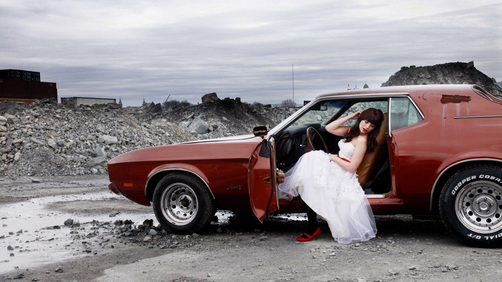 voiture rouge robe blanche dépotoir mannequins filles femmes voitures transport auto voitures