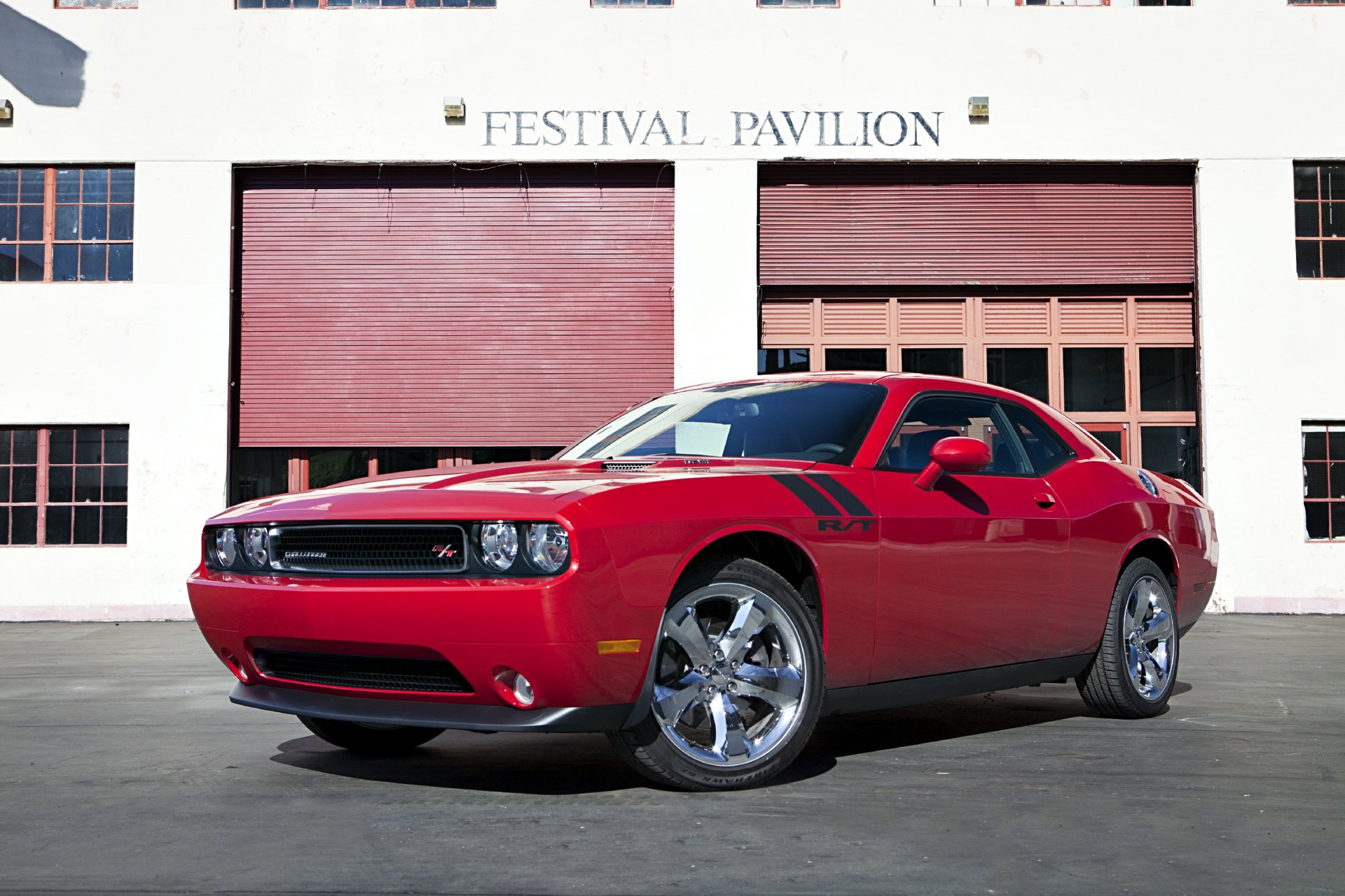 dodge challenger кар красный супер автомобиль здание фестиваль павильон r / t 2012