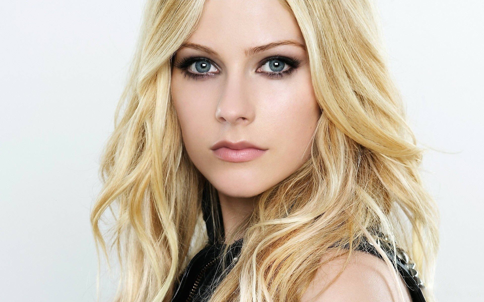 eyeliner noir avril lavigne cheveux blancs éponges mannequin portrait filles blondes regard femmes visage yeux