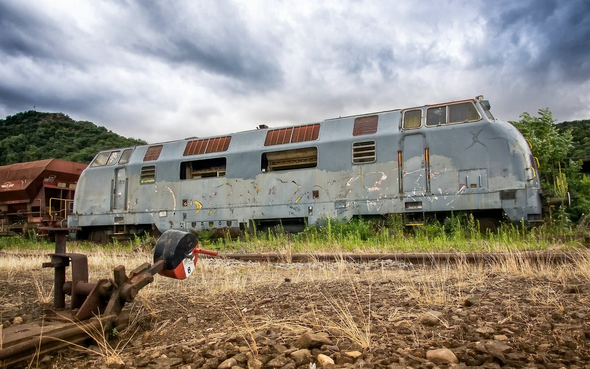 nous les gens pacifiques mais notre train blindé debout sur la voie de secours locomotive