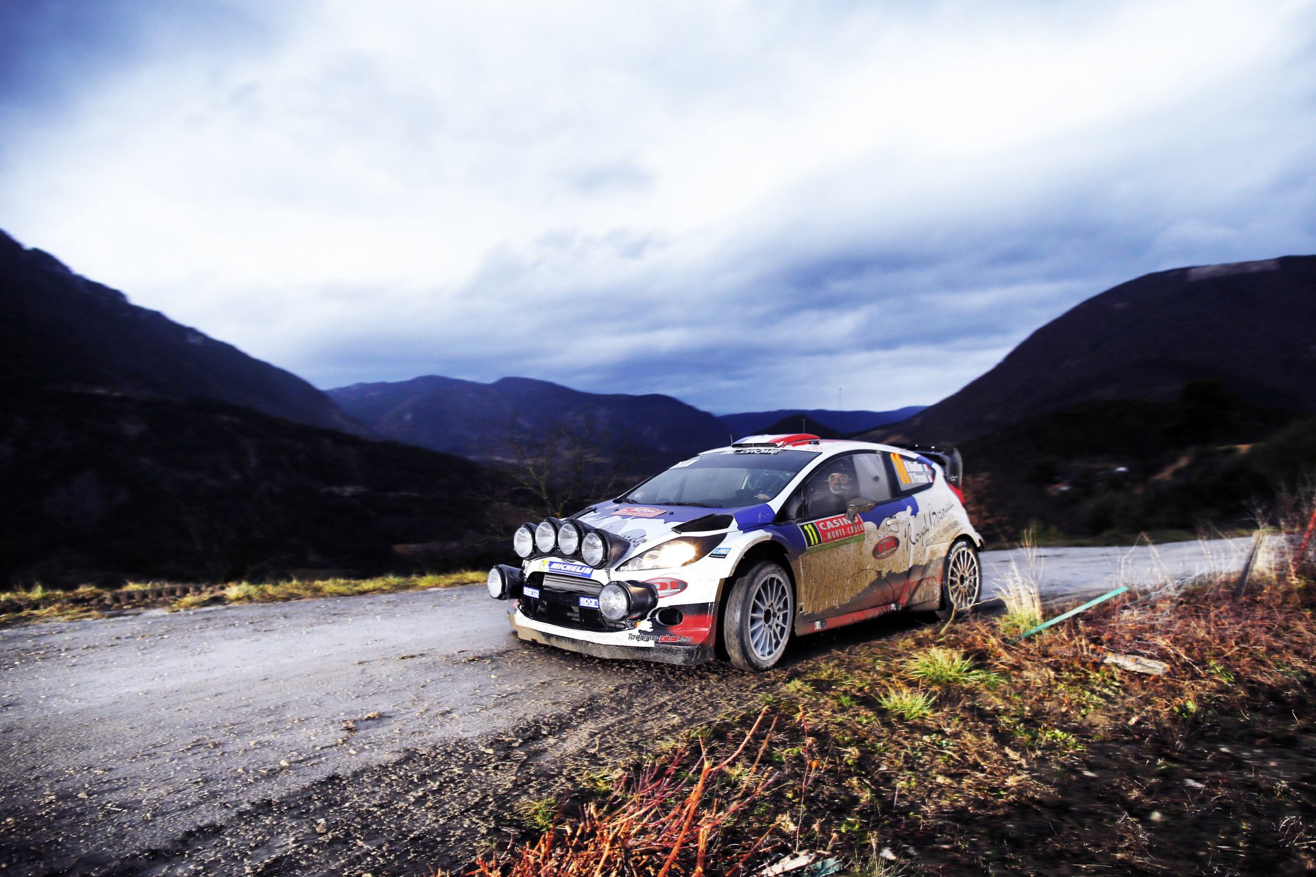 ford fiesta wrc rally rally sport corsa auto sera montagna luce fari