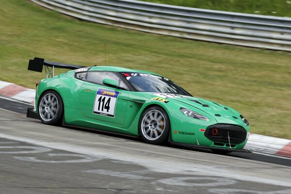 Coche verde conduce en la pista de carreras