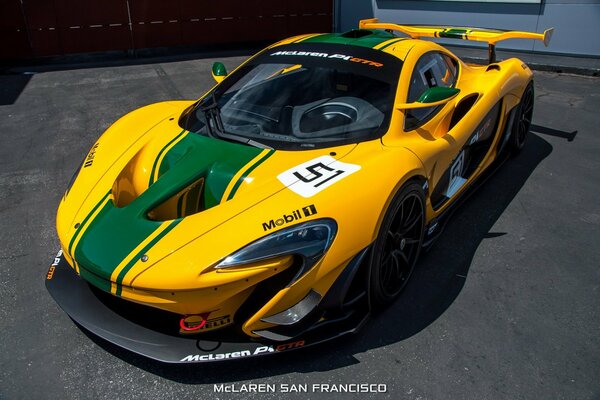 Żółty zielony mclaren GTR R1 2015 na asfalcie