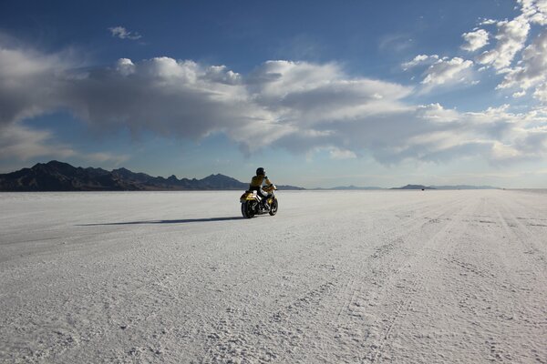 Moto nel deserto bianco negli Stati Uniti