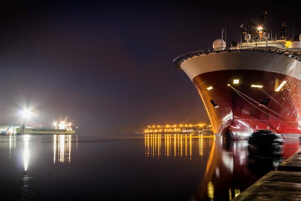 Night port. The quiet surface of the water. Silence