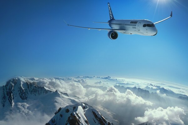 Flugzeug auf blauem Himmel Hintergrund, fliegt über schneebedeckte Berge