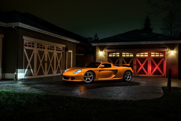 Photo orange porsche carrera