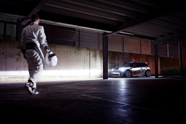 Mini Cooper dans un garage souterrain