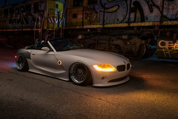 Bmw z4 mit schönem Tuning bei Nacht