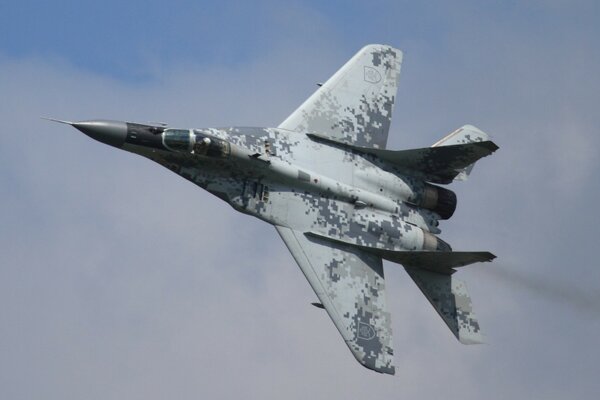 MIG 29 en vuelo sobre el velo del cielo