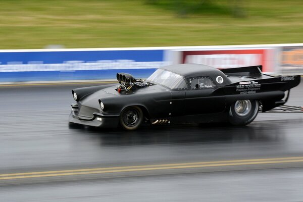 Black muscle car drag racing auf der Strecke