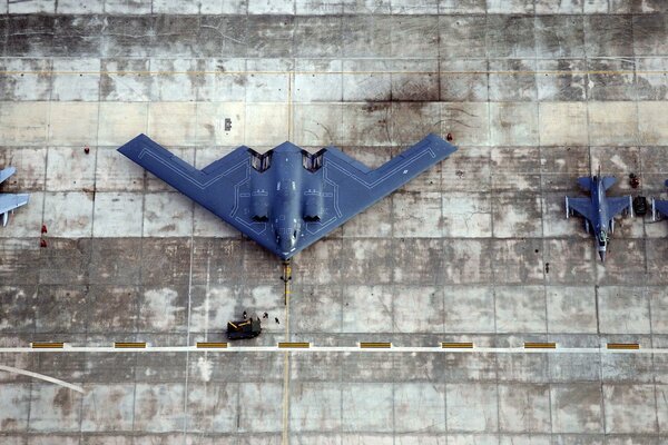 El transporte aéreo militar se encuentra en el hangar