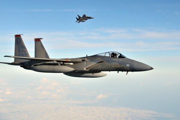 Deux avions de chasse volent dans le ciel