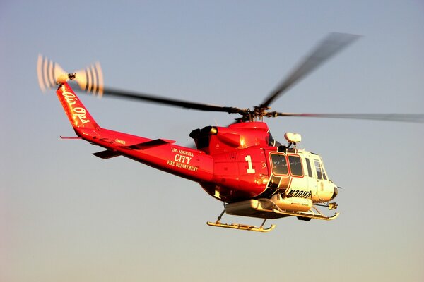 Helicóptero en medio de la puesta de sol en los Ángeles