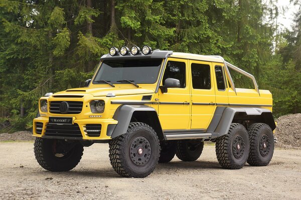 SUV 6x6 Mercedes Benz camioncino di colore giallo