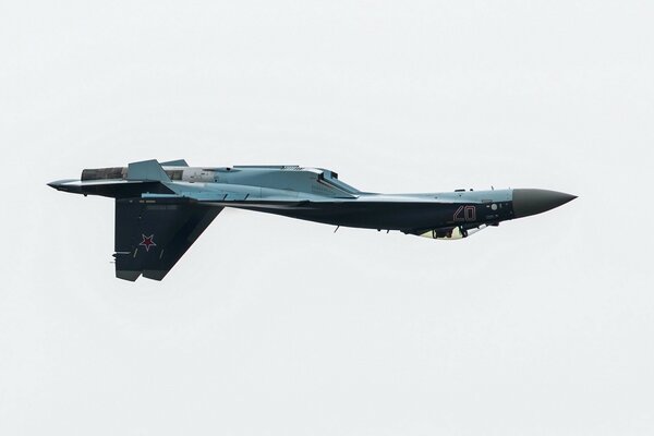 Un avion su-35 fait des cascades aériennes lors d un spectacle aérien