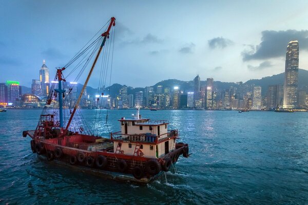 Ein Lastkahn auf dem Wasser in Hongkong