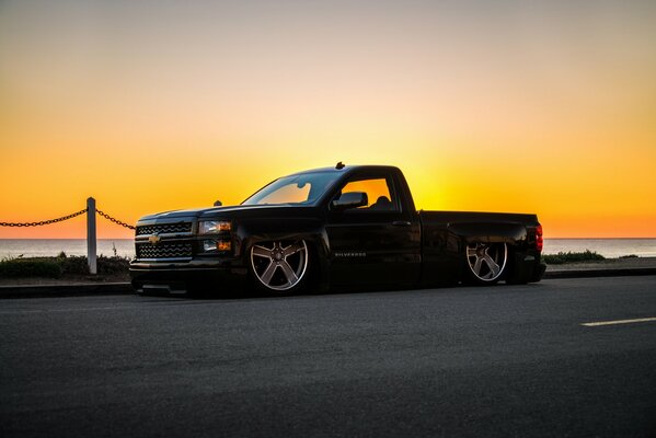 Camioneta chevrolet silverado negra al atardecer