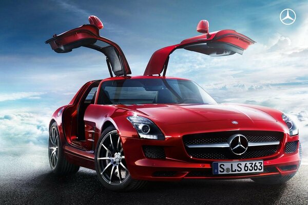 Mercedes rouge dans le ciel sur fond de nuages