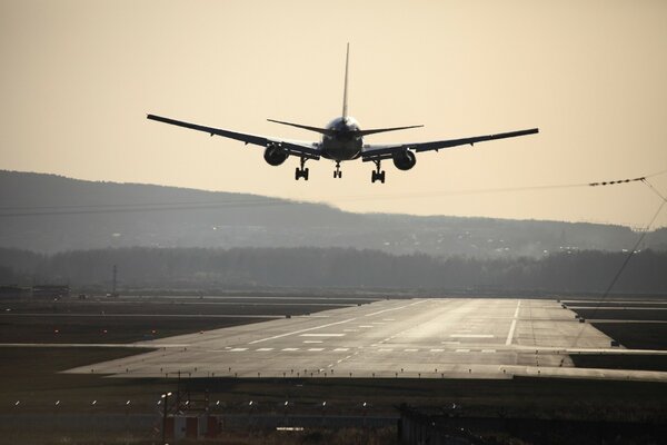 Das Flugzeug landet am Flughafen Koltsovo