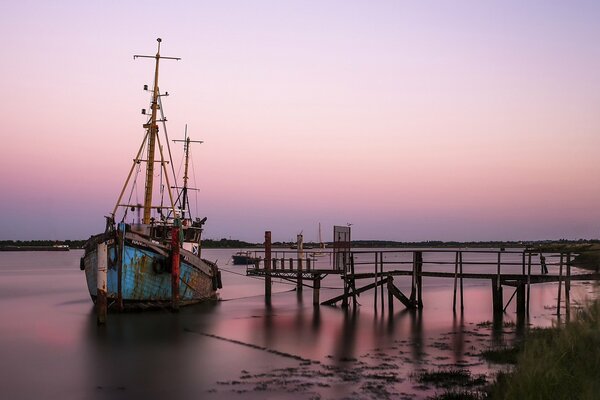 Altes Boot fährt zum Hafen