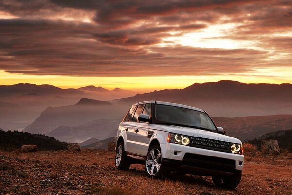 Range Rover blanc au coucher du soleil