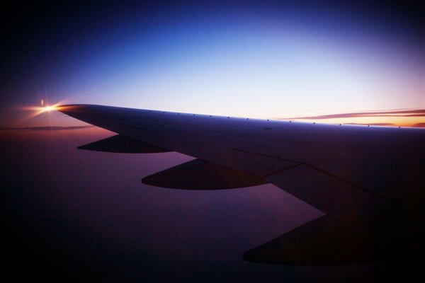 Schöne Aussicht aus dem Flugzeugfenster im Morgengrauen