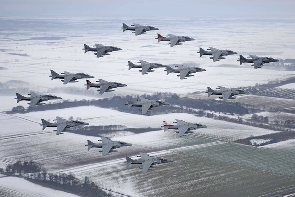 Aviones de ataque av - 8B en formación vuelan sobre el campo